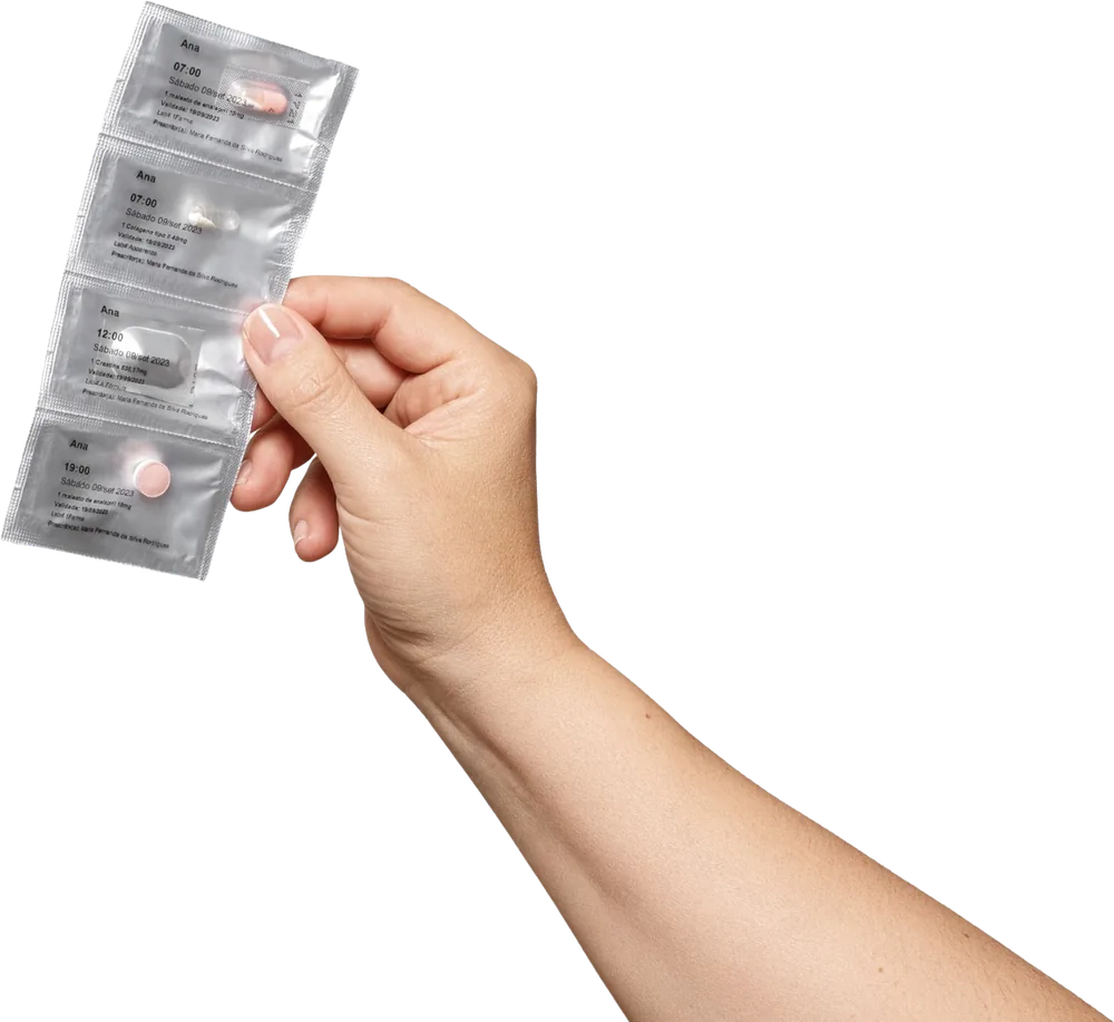 Mão segurando um blister BlissCare organizado por horário